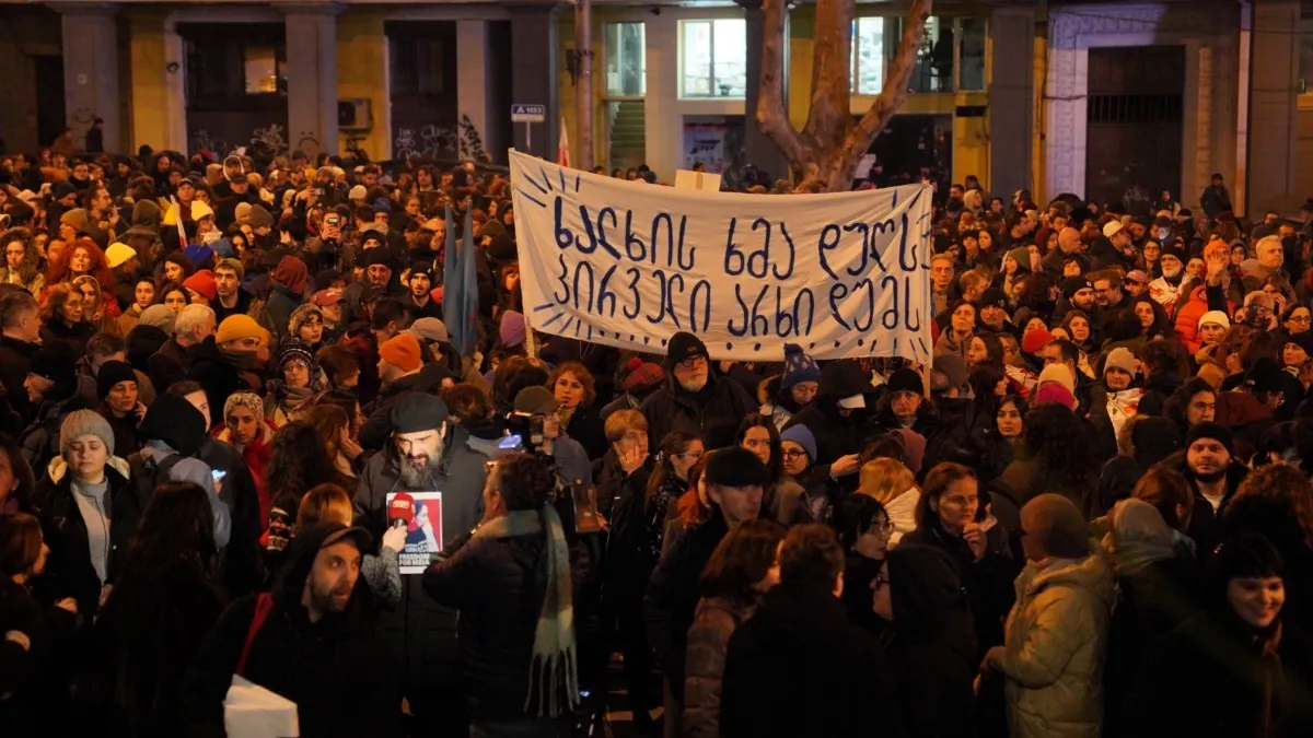 demonstrantebma-sazogadoebriv-mautsyebeltan-saavtomobilo-gza-gadaketes